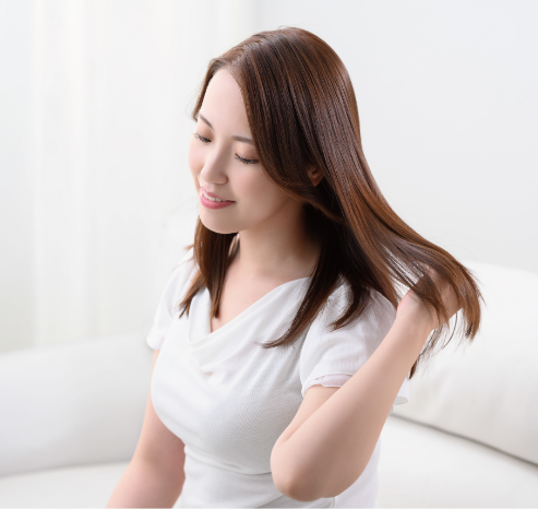 女性　きめ細やかな髪　写真