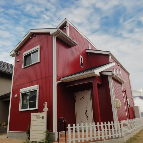 際立つ外観の赤い家 アイキャッチ画像